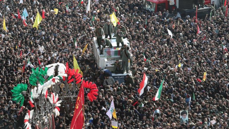 Një milion qytetarë dalin në rrugët e Teheranit, marrin pjesë në ceremoninë e varrimit të gjeneralit të vrarë Qassim Soleimani
