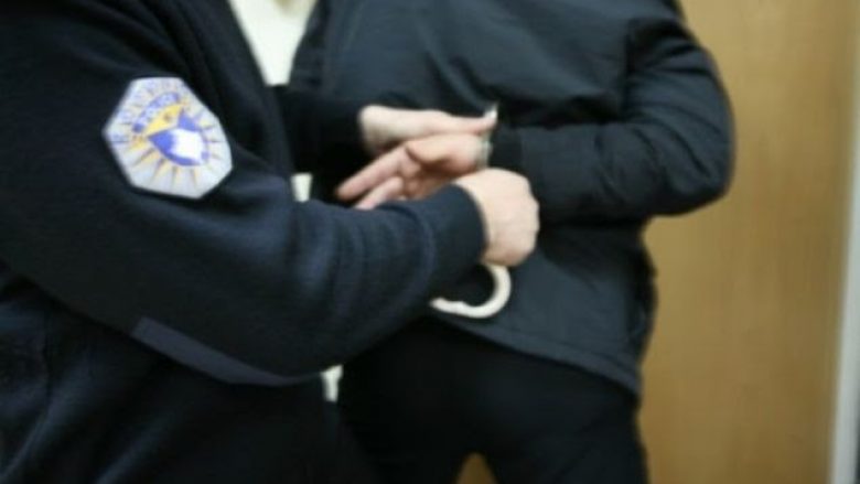 Përleshje fizike mes një femre dhe një mashkulli në Prishtinë, arrestohen