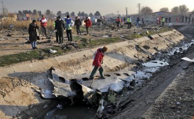 Në rrënojat e aeroplanit të rrëzuar në Iran gjendet letra e një studenti: Zot, më ndihmo të kalojë provimin