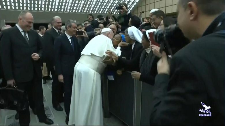 U kritikua që e goditi një grua në dorë, Papa Françesku i jep një puthje murgeshës: Do të puthë, nëse qëndron e qetë – mos më kafsho