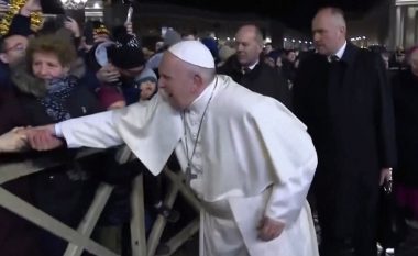 Gruaja ia kap dorën dhe nuk e lëshon, Papa Françesku humb durimin