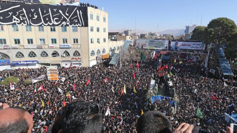 Shkuan për të marrë pjesë në ceremoninë e varrimit të gjeneralit iranian, humbin jetën 35 persona – shtypen nga turma