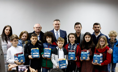 Koordinatori Hoti u dhuron libra nxënësve fitues të Kamenicës e Fushë Kosovës