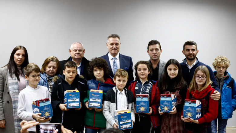 Koordinatori Hoti u dhuron libra nxënësve fitues të Kamenicës e Fushë Kosovës