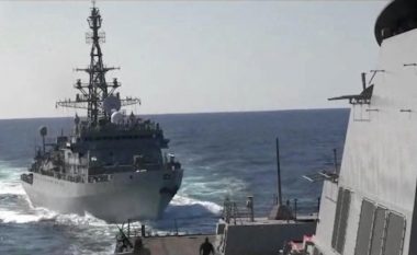 Anija luftarake ruse i afrohet në mënyrë agresive luftanijes amerikane në Detin Arabik