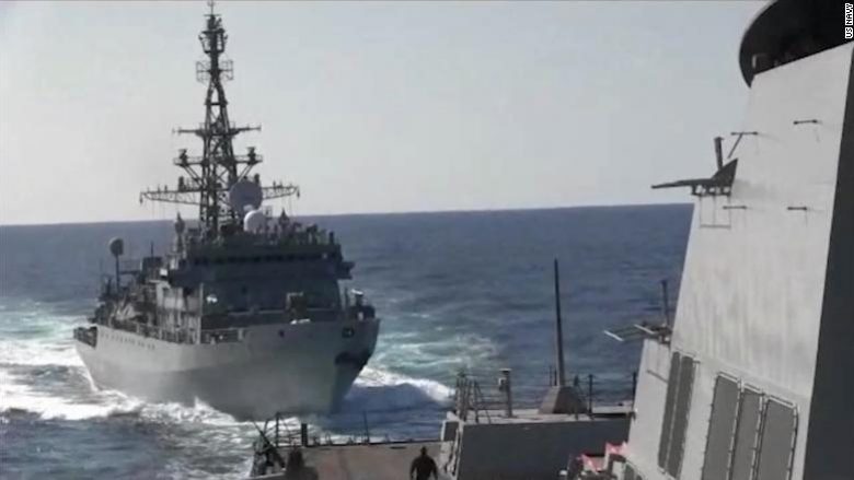 Anija luftarake ruse i afrohet në mënyrë agresive luftanijes amerikane në Detin Arabik
