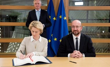 Shefja e Bashkimit Evropian zyrtarisht firmos marrëveshjen e divorcit me Britaninë