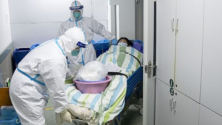 Mjekët që po përballen me personat e prekur me coronavirusin kanë veshur ‘pelena’ pasi nuk ka kohë për të shkuar në tualet