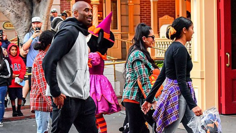 Fotografi prekëse të Kobe Bryant dhe familjes së tij në ‘Disneyland’, pak javë para vdekjes së basketbollistit