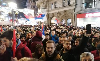 Tifozët e Crvena Zvezdës protestojnë para ambasadës së Malit të Zi në Beograd, tentojnë ta djegin flamurin