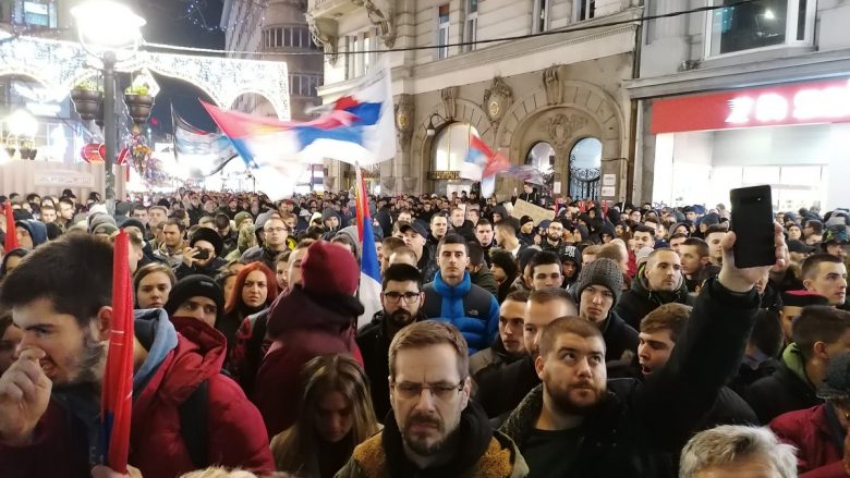 Tifozët e Crvena Zvezdës protestojnë para ambasadës së Malit të Zi në Beograd, tentojnë ta djegin flamurin