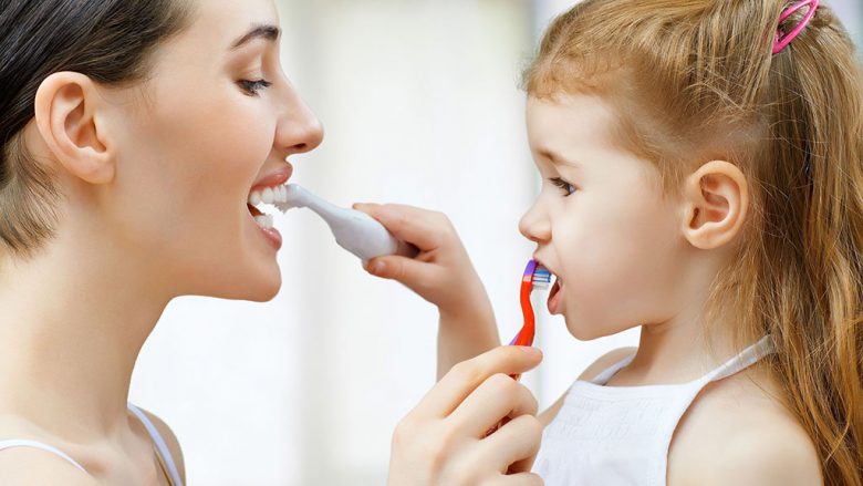 Shtatë mënyra për të futur pastrimin e dhëmbëve në rutinën e fëmijës tuaj