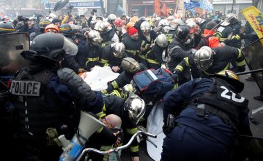 Policia franceze përleshet me zjarrfikësit gjatë protestës në Paris