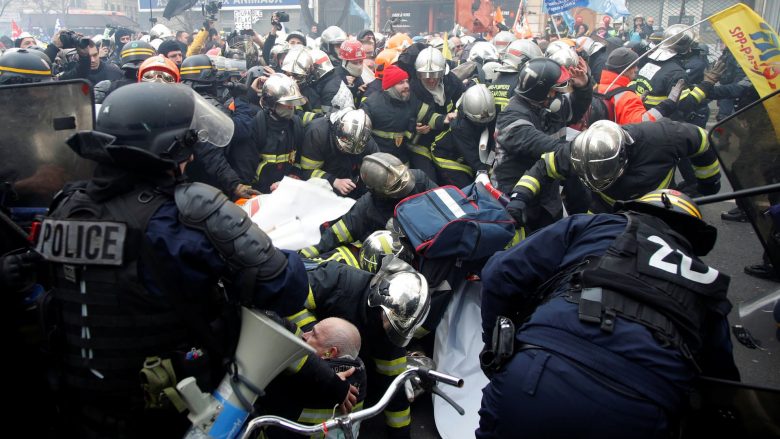 French police clash with firefighters during the protest in Paris ...