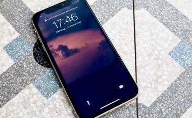 Apple planifikon iPhone 12 të vogël me ekran OLED