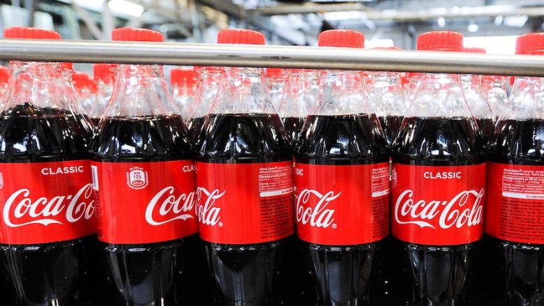 Coca-Cola nuk heq dorë nga shishet plastike – tregon edhe arsyen