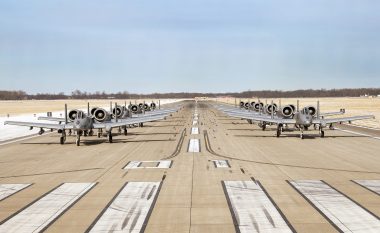 Forca Ajrore e SHBA-së tregon dhjetë aeroplanë luftarak A-10 Warthogs në stërvitjen masive të quajtur ‘Ecja e Elefantëve’