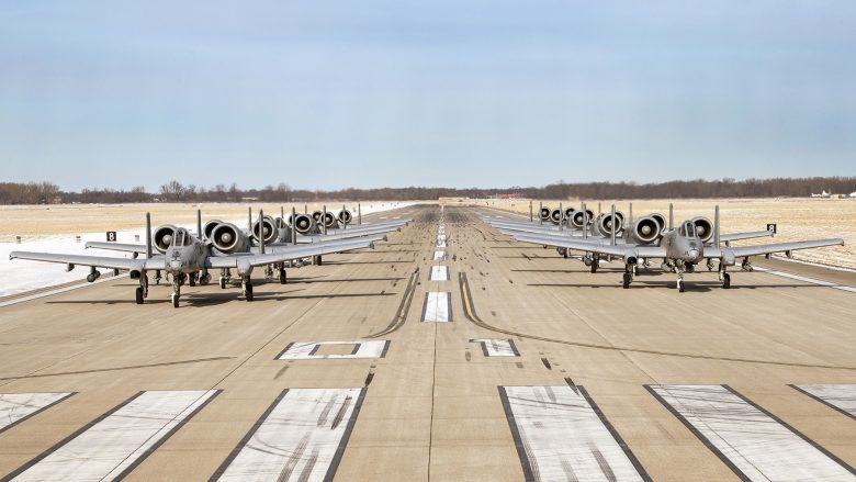 Forca Ajrore e SHBA-së tregon dhjetë aeroplanë luftarak A-10 Warthogs në stërvitjen masive të quajtur ‘Ecja e Elefantëve’
