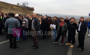Protestuesit bllokojnë autostradën Pejë-Prishtinë, revoltohen ndaj KEDS-it për furnizim me energji elektrike të dobët