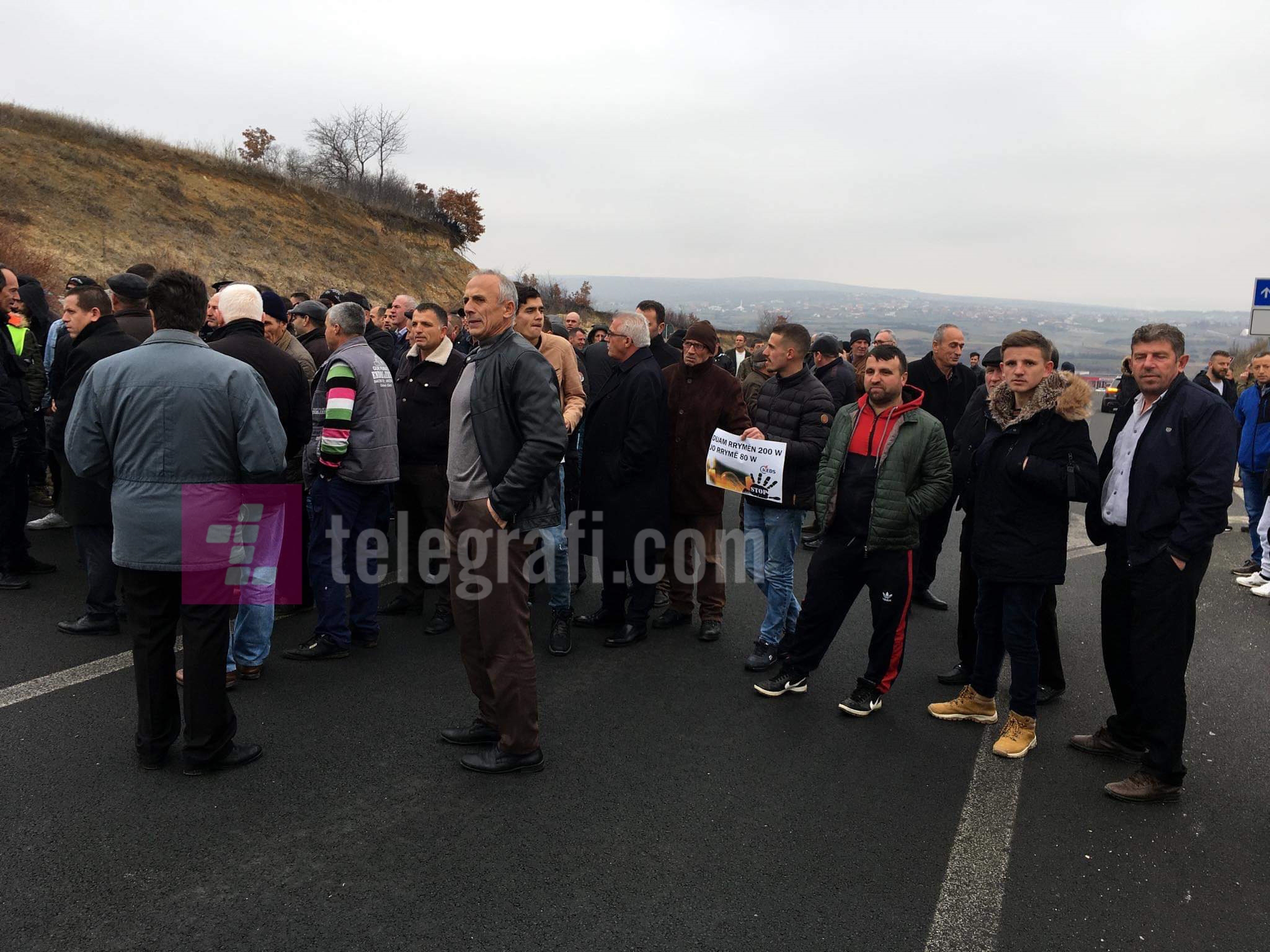 Protestuesit bllokojnë autostradën Pejë-Prishtinë, revoltohen ndaj KEDS-it për furnizim me energji elektrike të dobët
