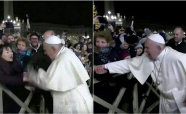 Papa Françesku kërkon falje pasi kishte goditur me dorë një grua