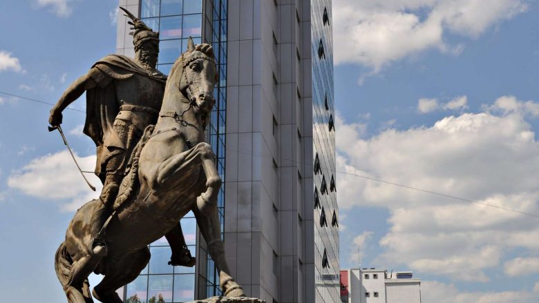 Thaçi kujton Skënderbeun: Plot 552 vjet jetojmë me heroizmin e tij