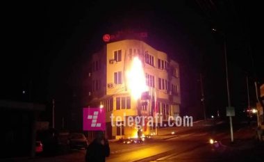 Një shtyllë elektrike merr flakë në lagjen Muhaxherëve në Prishtinë
