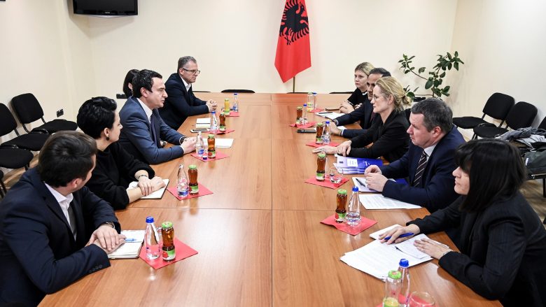 Kurti takon një delegacion nga Misioni i Vëzhguesve të Zgjedhjeve të BE-së, i njoftoi ata edhe për bisedimet me LDK-në