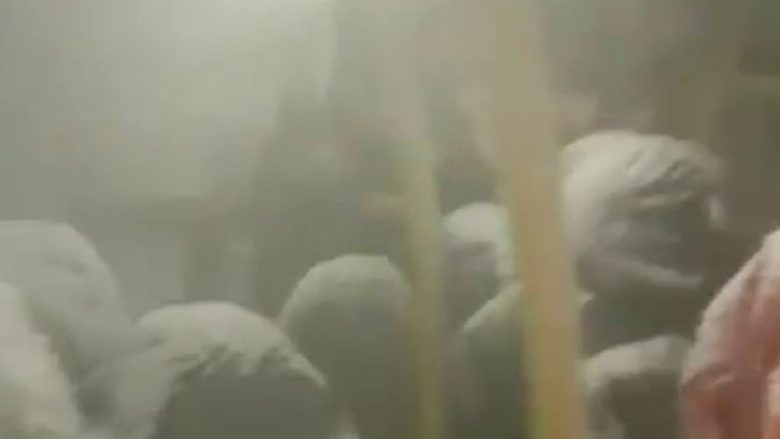 Autobusit që po udhëtonte nëpër një qytet rus i mbeti dritarja hapur, udhëtarët qëndruan për më se gjysmë ore në të ftohtin që arrinte minus 26 gradë Celsius