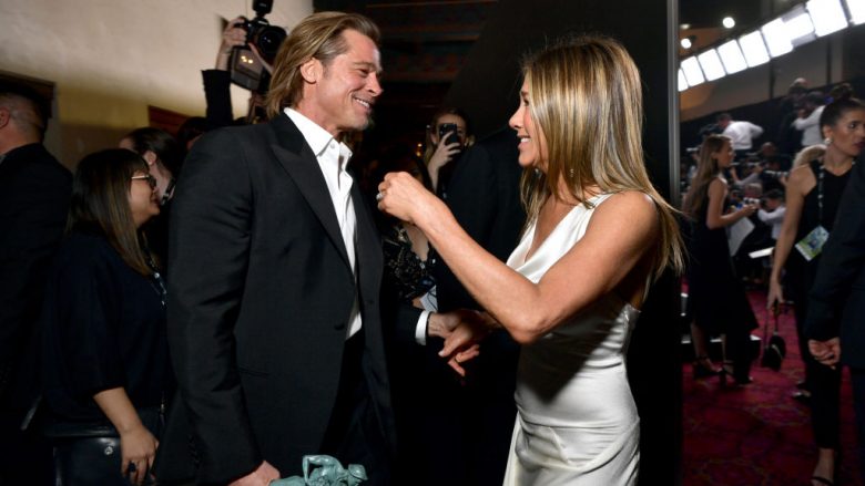 Për herë të parë pas 16 vitesh, Brad Pitt dhe Jennifer Aniston përshëndeten dhe përqafohen në publik
