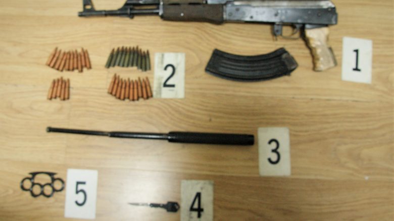 Postuan fotografi me armë në Facebook, arrestohen pesë persona në Pejë