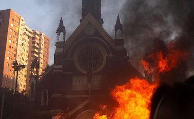 Demonstruesit në Kili i vunë flakën kishës që shfrytëzohet nga forcat e rendit