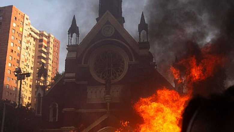 Demonstruesit në Kili i vunë flakën kishës që shfrytëzohet nga forcat e rendit