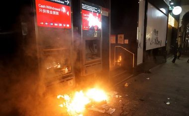 Demonstruesit ua kanë vënë flakën disa bankomatëve në Hong Kong, raportohet për më se 400 të arrestuar
