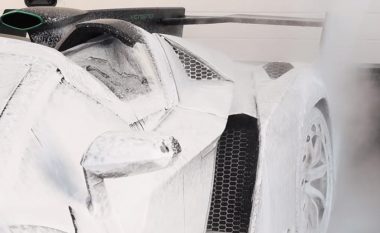Detajet e procesit të pastrimit të Lamborghini Veneno