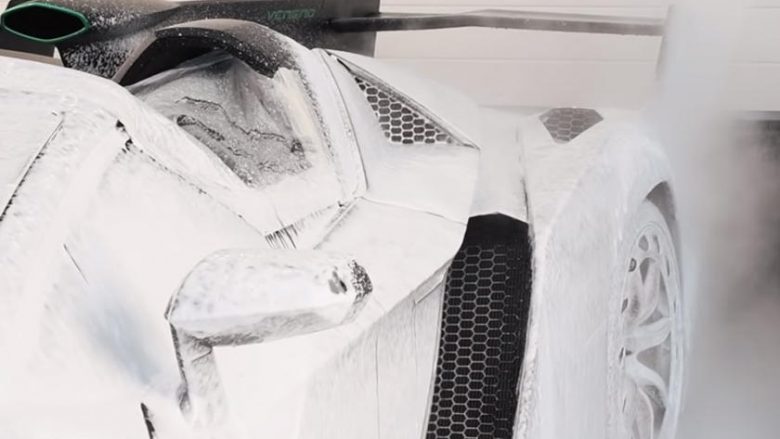 Detajet e procesit të pastrimit të Lamborghini Veneno