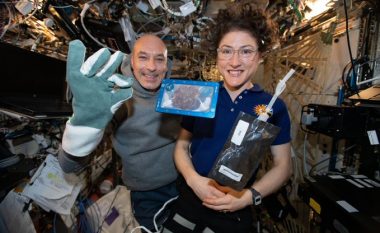 Astronautët për herë të parë pjekin ushqim në hapësirë