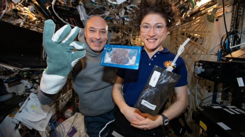 Astronautët për herë të parë pjekin ushqim në hapësirë