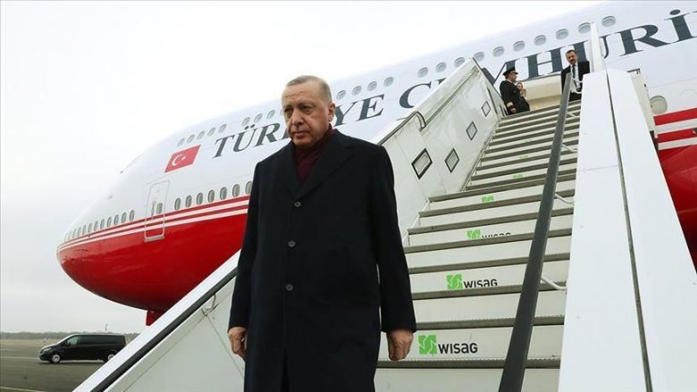 Erdogan viziton qytetin turk të goditur nga tërmeti, numri i të vdekurve arrin në 22