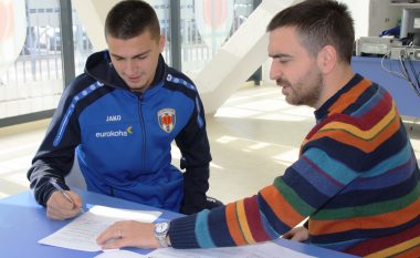 Ermal Vitija nënshkruan kontratë profesionale me Prishtinën