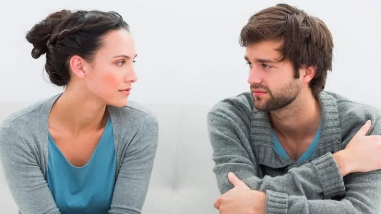 Pesë pyetje që burrat urrejnë t’i përgjigjen