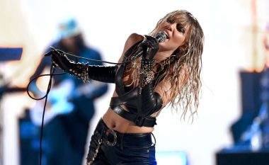 Miley Cyrus thotë se nuk është ftuar në “Grammy”, dhe ajo e di pse nuk e ftojnë më për të dhuruar spektakël në evente të tilla