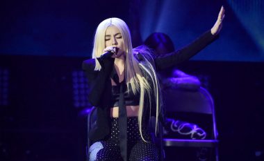 Ava Max: Vetëm Zoti mund të ju gjykojë, por edhe ai është i dashur dhe pranues i të gjithave