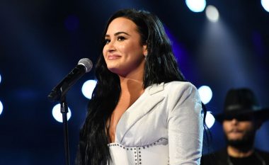 Demi Lovato flet për reagimin e prindërve pasi u tregoi për orientimin e saj seksual