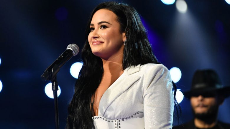 Demi Lovato flet për reagimin e prindërve pasi u tregoi për orientimin e saj seksual