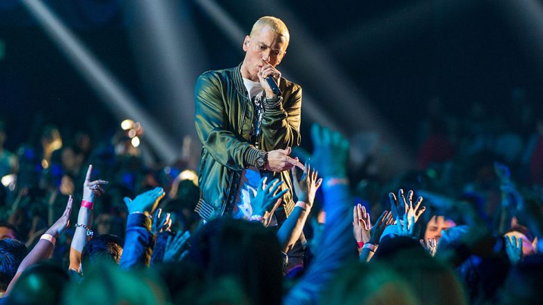 Eminem më në fund del me deklaratë zyrtare për të sqaruar ata që u ofenduan nga kënga e tij në lidhje me sulmet e Manchesterit