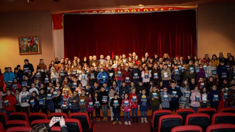 Hoti dhuron 318 sete librash nxënësve fitues në Malishevë