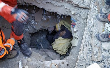 I shpëtoi tërmetit në Turqi, pamjet drithëruese kur e mbijetuara doli nga rrënojat – rreth 30 të tjerë ende janë të zhdukur