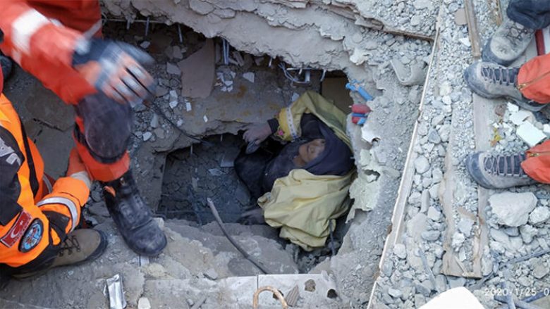 I shpëtoi tërmetit në Turqi, pamjet drithëruese kur e mbijetuara doli nga rrënojat – rreth 30 të tjerë ende janë të zhdukur