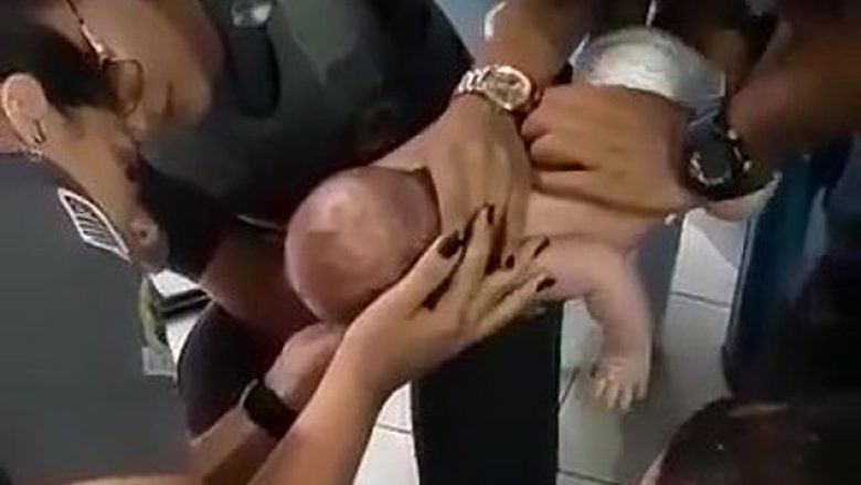 I kishte mbetur qumështi në fyt, bebja lëshoi një britmë të fuqishme në momentin që u shpëtua